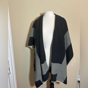 Woolrich Blanket Wrap Cape Poncho Reversible Black/tan Soft And